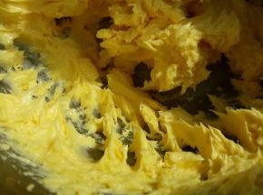 打至黄油体积膨大, 看盆边的黄油呈羽毛状