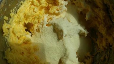 加入过筛的奶粉