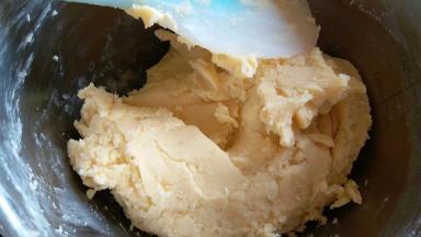 用刮刀翻拌均匀至无干粉状态