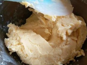 用刮刀翻拌均匀至无干粉状态