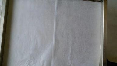 油纸铺在烤盘内