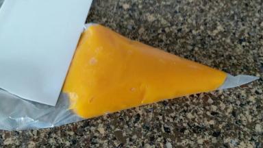 自制芒果酱放入裱花袋