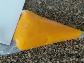 自制芒果酱放入裱花袋