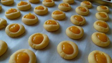 把芒果酱挤在面团窝窝内