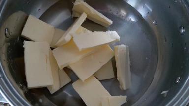 黄油 纯净水 糖 盐放进不锈钢锅内，用小火开煮