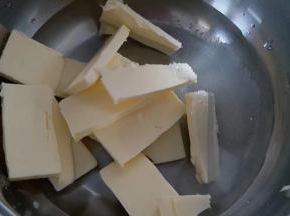 黄油 纯净水 糖 盐放进不锈钢锅内，用小火开煮