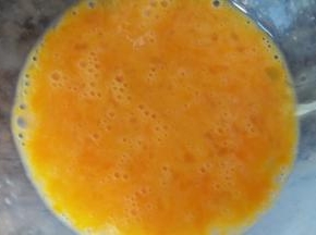 鸡蛋打散备用