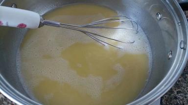 黄油融化后，用手动打蛋器搅拌均匀，直到水油融合