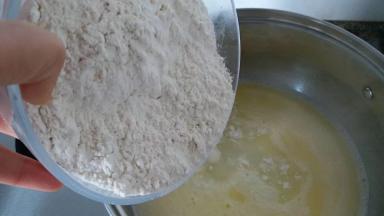 煮开冒泡后，倒入低粉