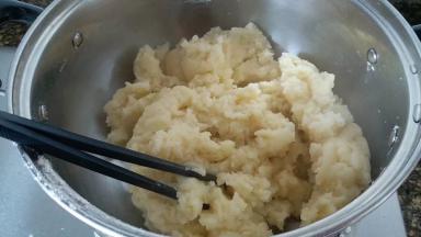 用筷子快速的搅拌均匀，直到所有面粉都烫熟，把锅端离火冷却备用