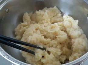 用筷子快速的搅拌均匀，直到所有面粉都烫熟，把锅端离火冷却备用