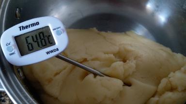 面团内部温度降低65度以下即可