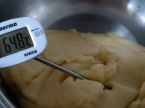 面团内部温度降低65度以下即可