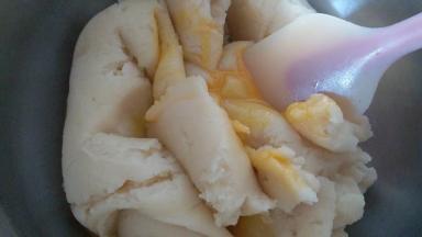 分次加入蛋液到面团内，加一次充分拌均匀后再加第二次