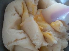 分次加入蛋液到面团内，加一次充分拌均匀后再加第二次