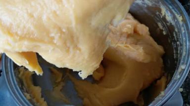 直到提起面团呈倒三角，三角形的长度大约为4厘米。这个时候的蛋液不一定会全部用完哦，所以一定要分多次加入