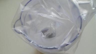 裱花嘴放入裱花袋内，套在高的杯子上