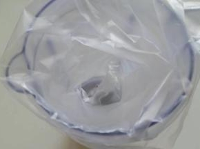 裱花嘴放入裱花袋内，套在高的杯子上