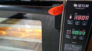 风炉烤箱提前250度预热，现在气温低，烤箱门打开后会立马降温，所以我把预热的温度调高了50度。我同时烤了3盘，当烤盘放进烤箱内时，温度就降到了200度。200度烘烤10分钟后，再转至180度烘烤18分钟