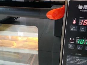 风炉烤箱提前250度预热，现在气温低，烤箱门打开后会立马降温，所以我把预热的温度调高了50度。我同时烤了3盘，当烤盘放进烤箱内时，温度就降到了200度。200度烘烤10分钟后，再转至180度烘烤18分钟