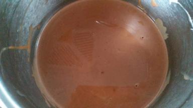 用手动打蛋器搅拌均匀降温备用