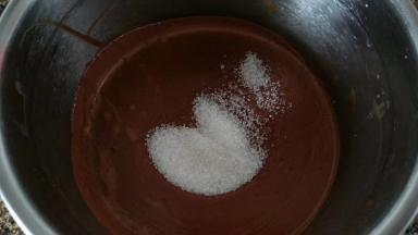 现在气温低，我就室温降温，放置1个小时加20克白糖进行打发