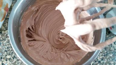 用电动打蛋器把巧克力奶油打发