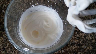 50克淡奶油加5克糖进行打发，这里用小点的容器装奶油