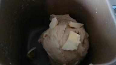 一个程序后加入黄油，再次揉面