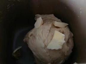 一个程序后加入黄油，再次揉面