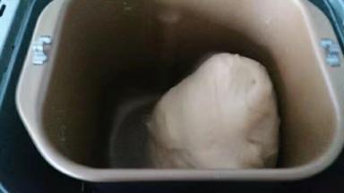 发酵完成，面包机再通电源，再揉面两到三分钟进行排气