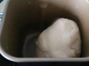 发酵完成，面包机再通电源，再揉面两到三分钟进行排气