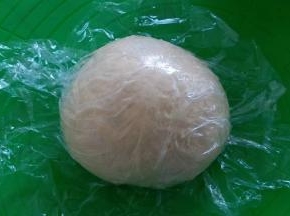 面团覆盖保鲜膜松弛15分钟