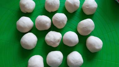 面团松弛好后，均匀的分成15个