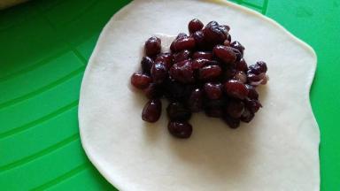 放上蜜豆，包好