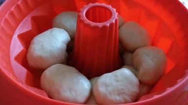 挨个放在中空硅胶模具内，下面放7个，上面放8个