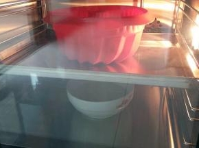 连同模具一起放在烤箱内，烤箱放碗热水，进行二次发酵
