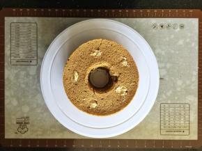 21、将奶油从扎好的小洞挤进去。