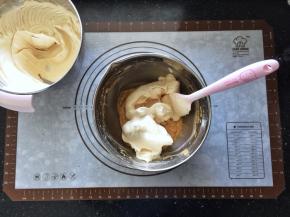 10、取三分之一的蛋白霜加入红枣面糊中。