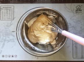 13、然后倒入到剩余的三分之一蛋白霜中。