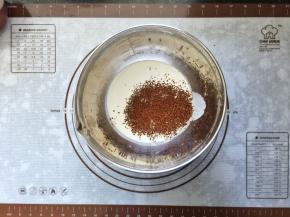 18、淡奶油中加入白糖和黑咖啡粉。