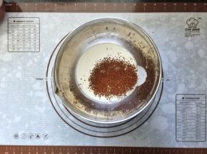 18、淡奶油中加入白糖和黑咖啡粉。
