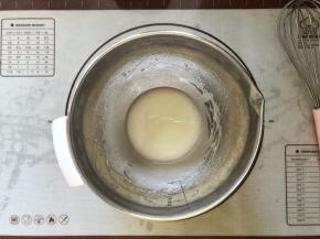 2、玉米油和水倒入盆中搅拌至乳化状态。
