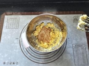 25、倒入咖啡奶油溶液。