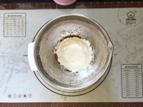 4、筛入低筋面粉。