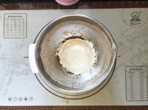 4、筛入低筋面粉。