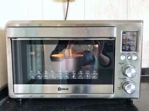 16、烤箱预热至150度，放入模具于下层烘烤45分钟后立即取出倒扣，待彻底放凉后脱模。