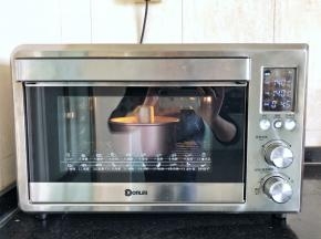 16、烤箱预热至150度，放入模具于下层烘烤45分钟后立即取出倒扣，待彻底放凉后脱模。