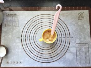 23、将咖啡粉倒入淡奶油中搅拌至融化。