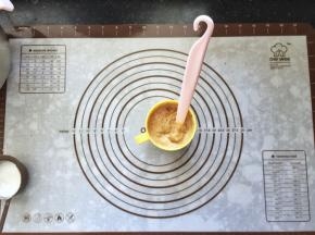 23、将咖啡粉倒入淡奶油中搅拌至融化。